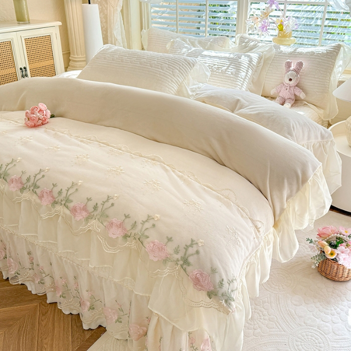 91家纺网 家纺一手货源 找家纺 2025秋冬新款11斤重法式公主风全消光牛奶绒床盖四件套纯色蕾丝花边刺绣蕾丝床裙款床盖款--花韵系列  花韵-奶昔白 