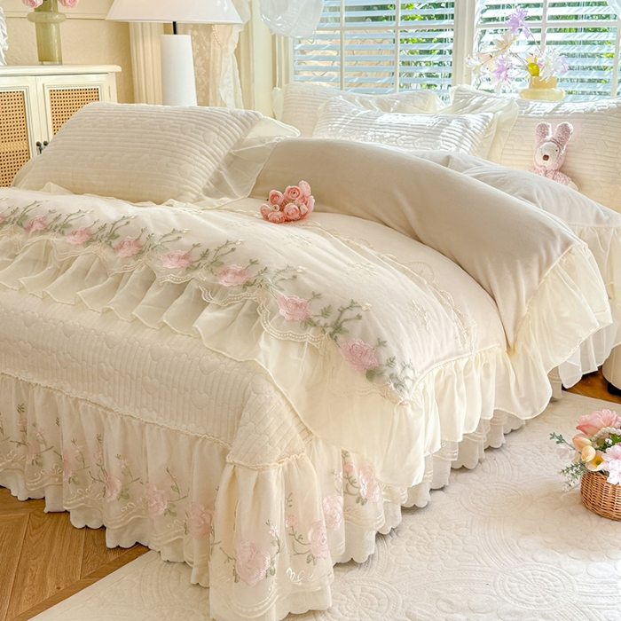 91家纺网 家纺一手货源 找家纺 2025秋冬新款11斤重法式公主风全消光牛奶绒床盖四件套纯色蕾丝花边刺绣蕾丝床裙款床盖款--花韵系列  花韵-奶昔白 