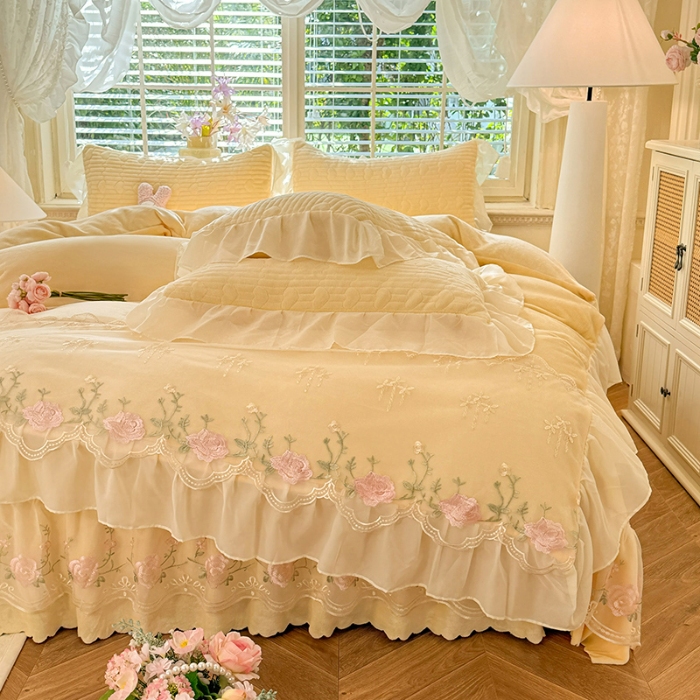 91家纺网 家纺一手货源 找家纺 2025秋冬新款11斤重法式公主风全消光牛奶绒床盖四件套纯色蕾丝花边刺绣蕾丝床裙款床盖款--花韵系列 花韵-嫩黄