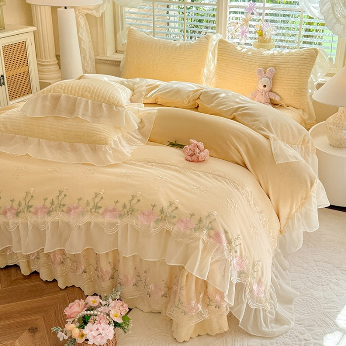 91家纺网 家纺一手货源 找家纺 2025秋冬新款11斤重法式公主风全消光牛奶绒床盖四件套纯色蕾丝花边刺绣蕾丝床裙款床盖款--花韵系列 花韵-嫩黄