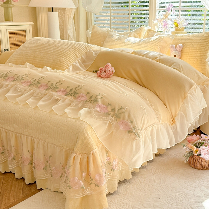 91家纺网 家纺一手货源 找家纺 2025秋冬新款11斤重法式公主风全消光牛奶绒床盖四件套纯色蕾丝花边刺绣蕾丝床裙款床盖款--花韵系列 花韵-嫩黄