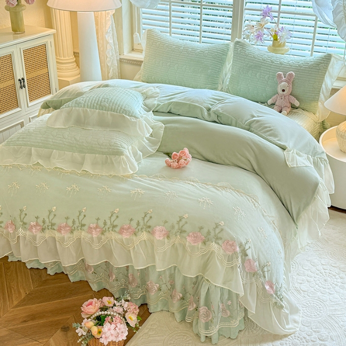 91家纺网 家纺一手货源 找家纺 2025秋冬新款11斤重法式公主风全消光牛奶绒床盖四件套纯色蕾丝花边刺绣蕾丝床裙款床盖款--花韵系列  花韵-新芽绿 