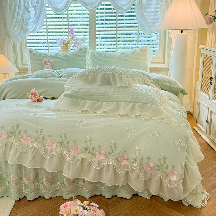 91家纺网 家纺一手货源 找家纺 2025秋冬新款11斤重法式公主风全消光牛奶绒床盖四件套纯色蕾丝花边刺绣蕾丝床裙款床盖款--花韵系列  花韵-新芽绿 
