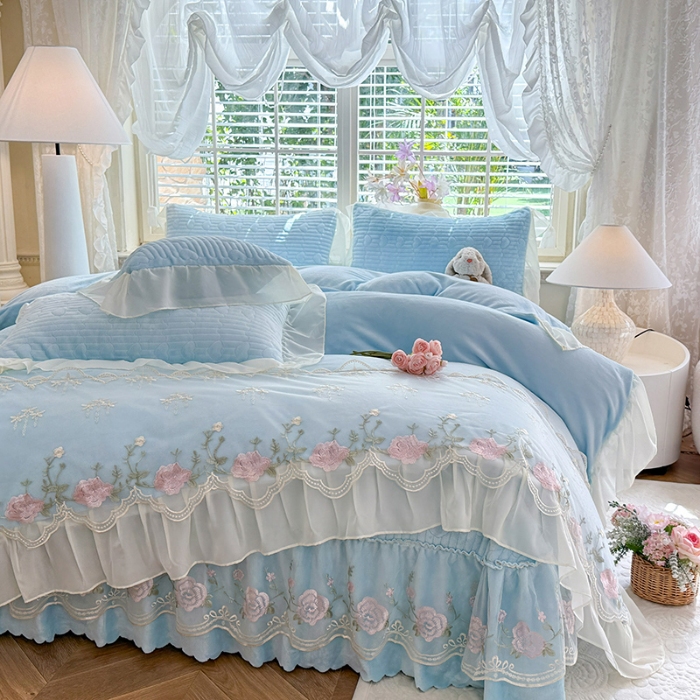 91家纺网 家纺一手货源 找家纺 2025秋冬新款11斤重法式公主风全消光牛奶绒床盖四件套纯色蕾丝花边刺绣蕾丝床裙款床盖款--花韵系列 花韵-婴儿蓝 
