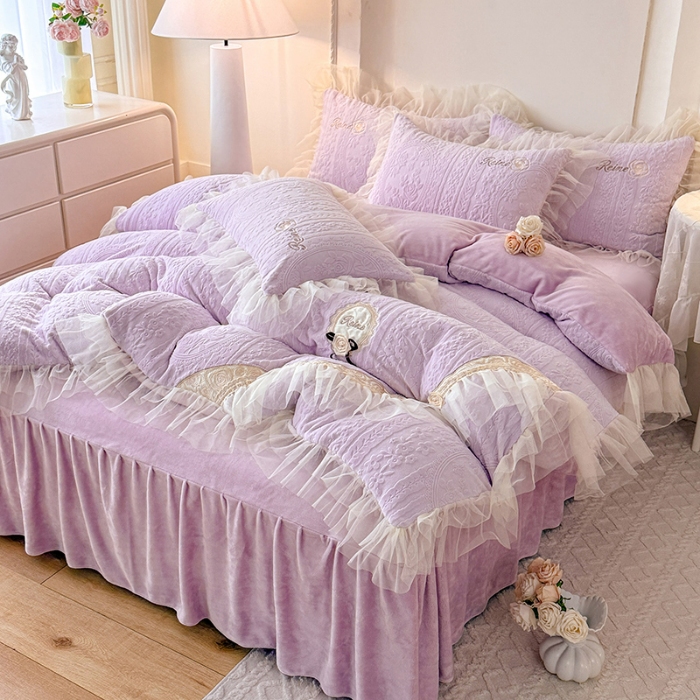 91家纺网 家纺一手货源 找家纺 （总）2025苏米娜360g全消光牛奶绒工艺款蕾丝盘花立体雕花绒牛奶绒四件套刺绣绣花套件