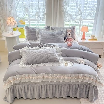 91家纺网 家纺一手货源 找家纺 （总）苏米娜2025秋冬新款11斤230g全消光牛奶绒夹棉床盖款四件套纯色蕾丝花边刺绣床裙款床盖--米兰系列