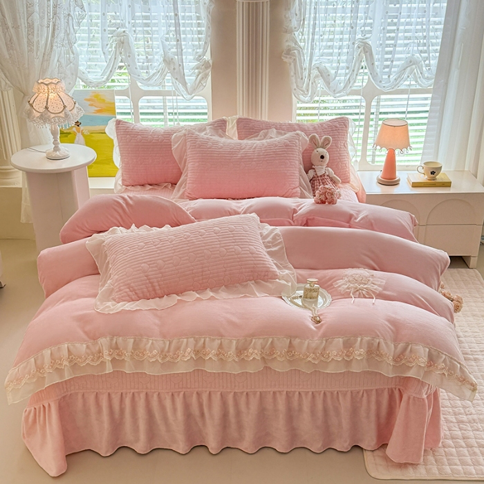 91家纺网 家纺一手货源 找家纺 （总）苏米娜2025秋冬新款11斤230g全消光牛奶绒夹棉床盖款四件套纯色蕾丝花边刺绣床裙款床盖--米兰系列