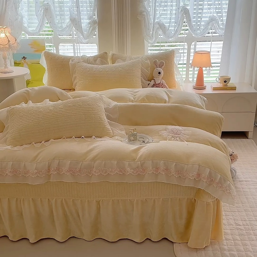 91家纺网 家纺一手货源 找家纺 （总）苏米娜2025秋冬新款11斤230g全消光牛奶绒夹棉床盖款四件套纯色蕾丝花边刺绣床裙款床盖--米兰系列