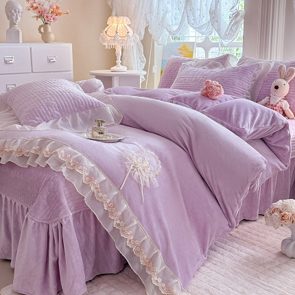 苏米娜2025秋冬新款11斤230g全消光牛奶绒夹棉床盖款四件套纯色蕾丝花边刺绣床裙款床盖--米兰系列 米兰-梦幻紫 
