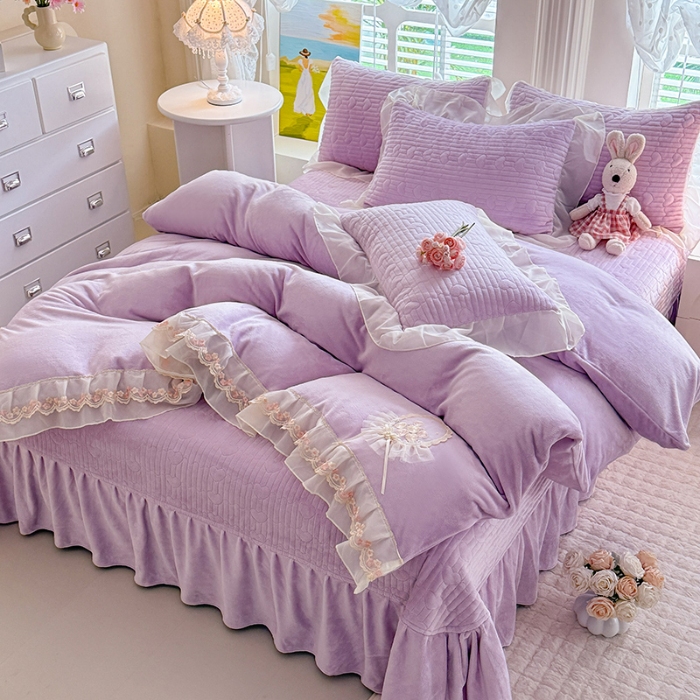 91家纺网 家纺一手货源 找家纺 苏米娜2025秋冬新款11斤230g全消光牛奶绒夹棉床盖款四件套纯色蕾丝花边刺绣床裙款床盖--米兰系列 米兰-梦幻紫 