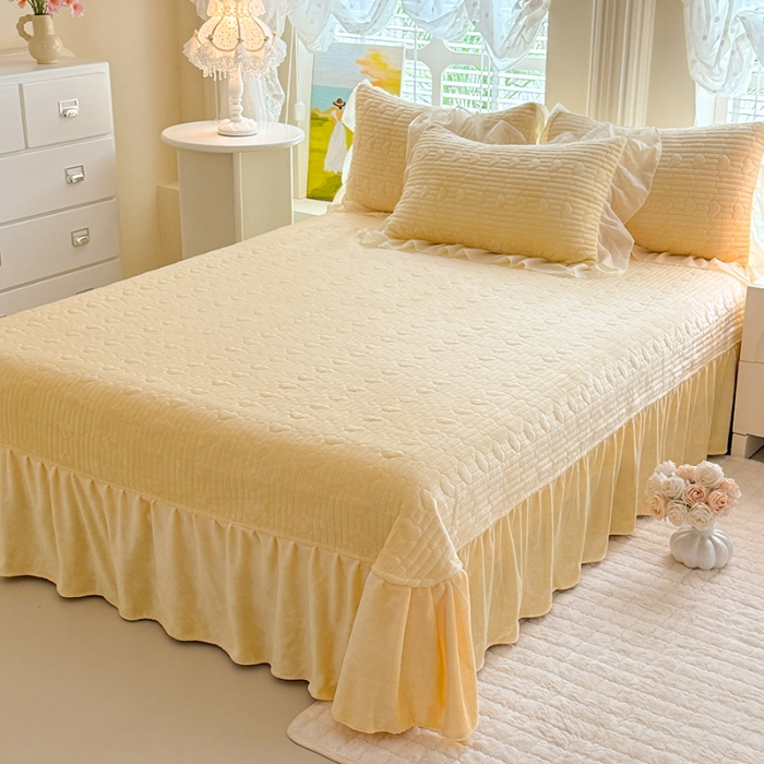 91家纺网 家纺一手货源 找家纺 苏米娜2025秋冬新款11斤230g全消光牛奶绒夹棉床盖款四件套纯色蕾丝花边刺绣床裙款床盖--米兰系列 米兰-暖黄  