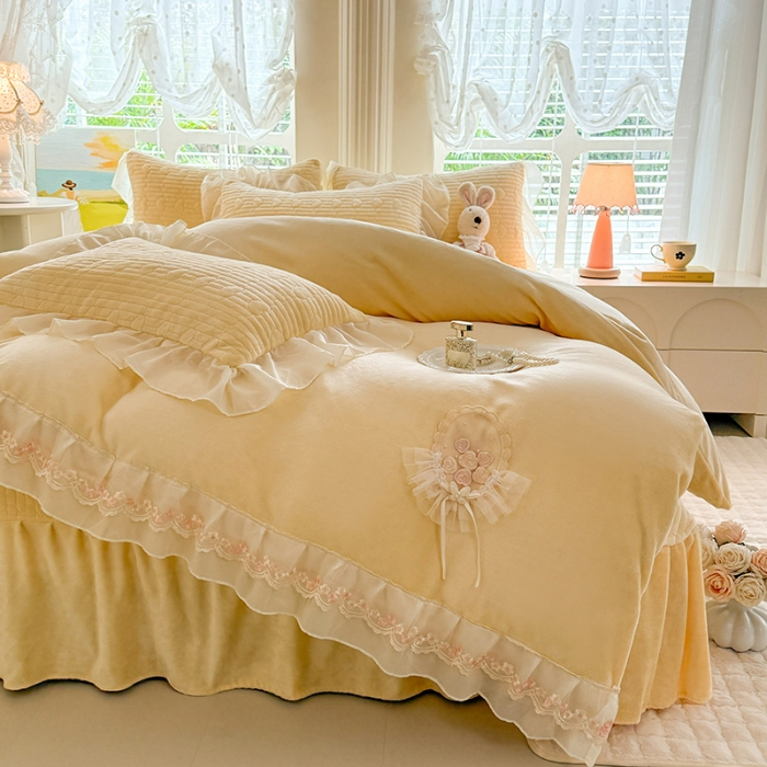 91家纺网 家纺一手货源 找家纺 苏米娜2025秋冬新款11斤230g全消光牛奶绒夹棉床盖款四件套纯色蕾丝花边刺绣床裙款床盖--米兰系列 米兰-暖黄  