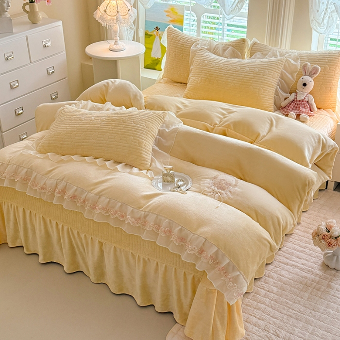 91家纺网 家纺一手货源 找家纺 苏米娜2025秋冬新款11斤230g全消光牛奶绒夹棉床盖款四件套纯色蕾丝花边刺绣床裙款床盖--米兰系列 米兰-暖黄  