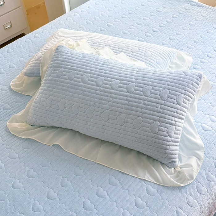 91家纺网 家纺一手货源 找家纺 苏米娜2025秋冬新款11斤230g全消光牛奶绒夹棉床盖款四件套纯色蕾丝花边刺绣床裙款床盖--米兰系列  米兰-婴儿蓝 