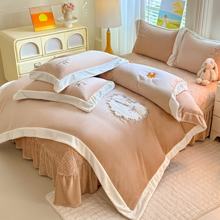 91家纺网 家纺一手货源 找家纺 （总）漫布云2025秋冬简约轻奢款230g全消光牛奶绒兔毛绒贴布绣花夹棉床盖款四件套纯色蕾丝花边刺绣床裙款床盖--心愿系列