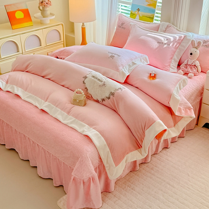 91家纺网 家纺一手货源 找家纺 漫布云2025秋冬简约轻奢款230g全消光牛奶绒兔毛绒贴布绣花夹棉床盖款四件套纯色蕾丝花边刺绣床裙款床盖--心愿系列 心愿-珍珠粉 