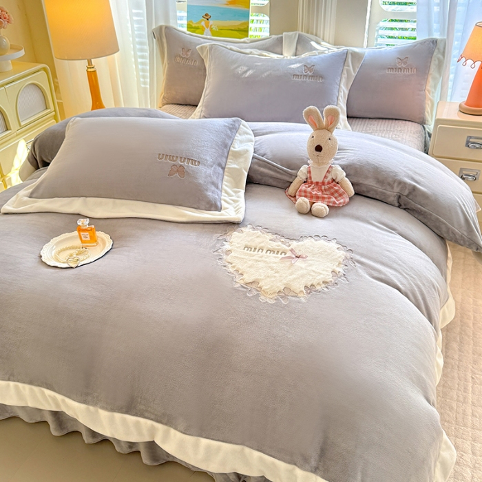 91家纺网 家纺一手货源 找家纺 漫布云2025秋冬简约轻奢款230g全消光牛奶绒兔毛绒贴布绣花夹棉床盖款四件套纯色蕾丝花边刺绣床裙款床盖--心愿系列 心愿-高级灰 