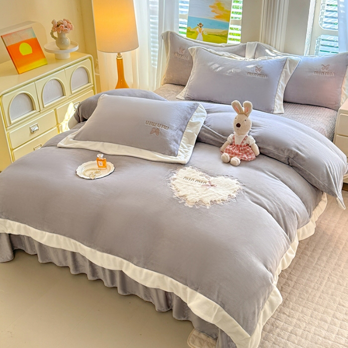 91家纺网 家纺一手货源 找家纺 漫布云2025秋冬简约轻奢款230g全消光牛奶绒兔毛绒贴布绣花夹棉床盖款四件套纯色蕾丝花边刺绣床裙款床盖--心愿系列 心愿-高级灰 