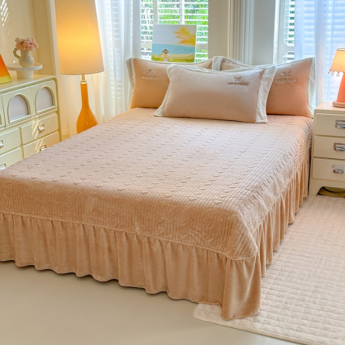 91家纺网 家纺一手货源 找家纺 漫布云2025秋冬简约轻奢款230g全消光牛奶绒兔毛绒贴布绣花夹棉床盖款四件套纯色蕾丝花边刺绣床裙款床盖--心愿系列 心愿—香槟金 