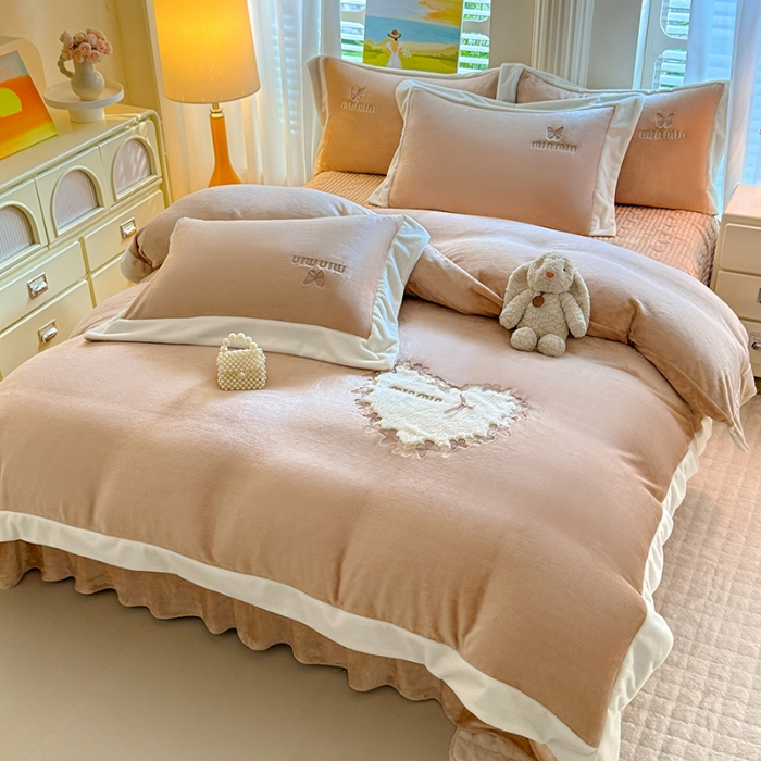 91家纺网 家纺一手货源 找家纺 漫布云2025秋冬简约轻奢款230g全消光牛奶绒兔毛绒贴布绣花夹棉床盖款四件套纯色蕾丝花边刺绣床裙款床盖--心愿系列 心愿—香槟金 