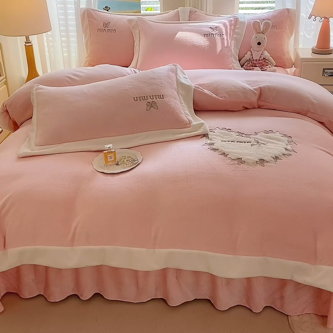 91家纺网 家纺一手货源 找家纺 漫布云2025秋冬简约轻奢款230g全消光牛奶绒兔毛绒贴布绣花夹棉床盖款四件套纯色蕾丝花边刺绣床裙款床盖--心愿系列 心愿-珍珠粉 