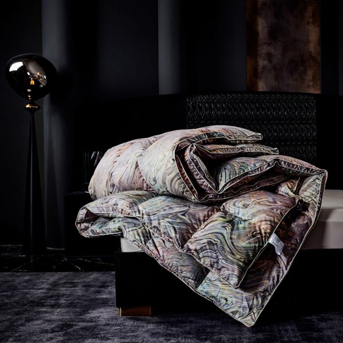 91家纺网 家纺一手货源 找家纺 抗日家纺 专版花型高密度超柔数码印花单层立体防绒羽绒被壳 蓝色多瑙河