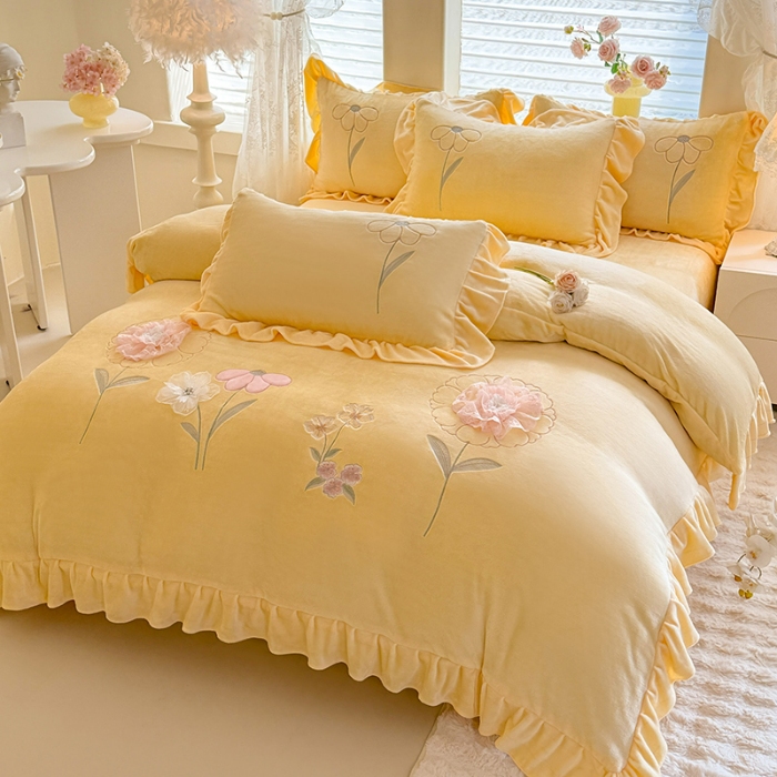 91家纺网 家纺一手货源 找家纺 （总）苏米娜家纺SUMINA 2025新款230g高克重韩版立体盘花牛奶蚕丝绒绣花四件套床裙款被套-洛丽塔系列