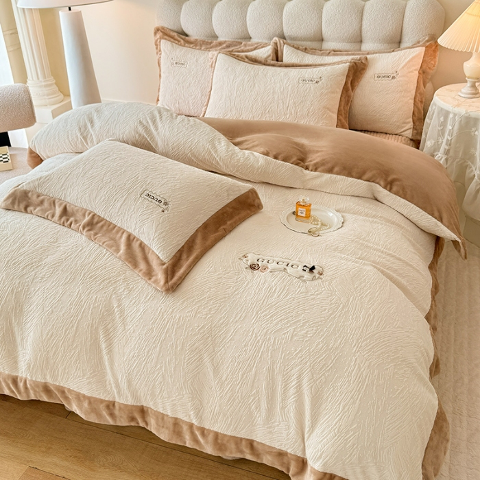 91家纺网 家纺一手货源 找家纺 苏米娜2025年新款全消光加厚牛奶绒轻奢简约床盖款四件套-雅致系列   雅致-奶咖