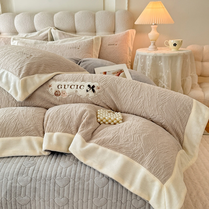 91家纺网 家纺一手货源 找家纺 苏米娜2025年新款全消光加厚牛奶绒轻奢简约床盖款四件套-雅致系列  雅致-香槟
