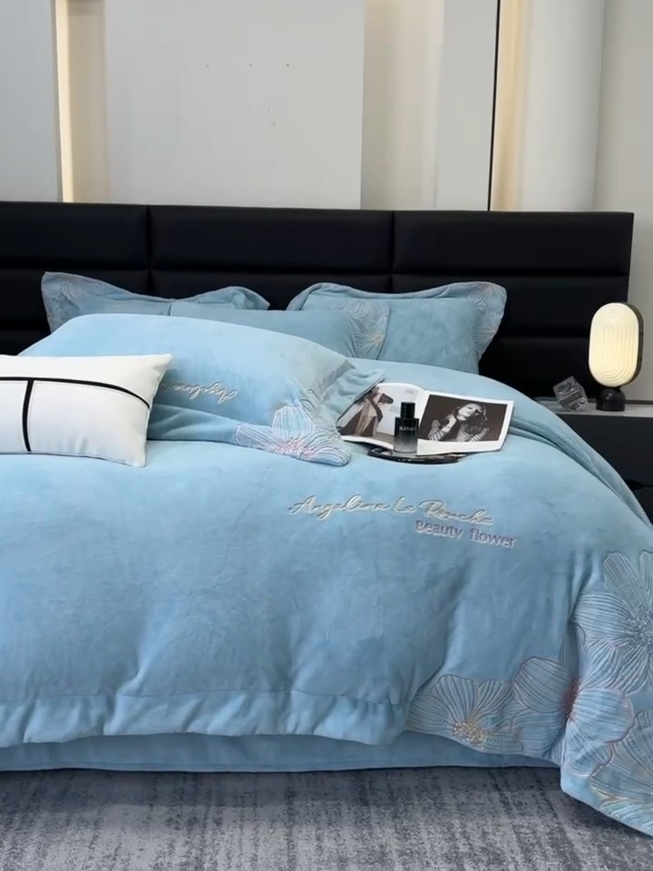 91家纺网 家纺一手货源 找家纺 （总）2025新款全消光牛奶绒线条花刺绣+宽边四件套-绮丽