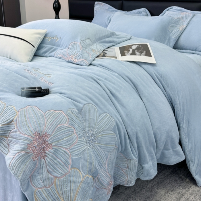 91家纺网 家纺一手货源 找家纺 （总）2025新款全消光牛奶绒线条花刺绣+宽边四件套-绮丽