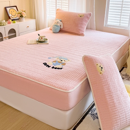 91家纺网 家纺一手货源 找家纺 （总）（总）【专版】新款高克重牛奶绒夹棉床笠 加厚刺绣花床罩保护套席梦思防尘全包床罩 秋冬加棉床笠保暖防滑床垫子三件套