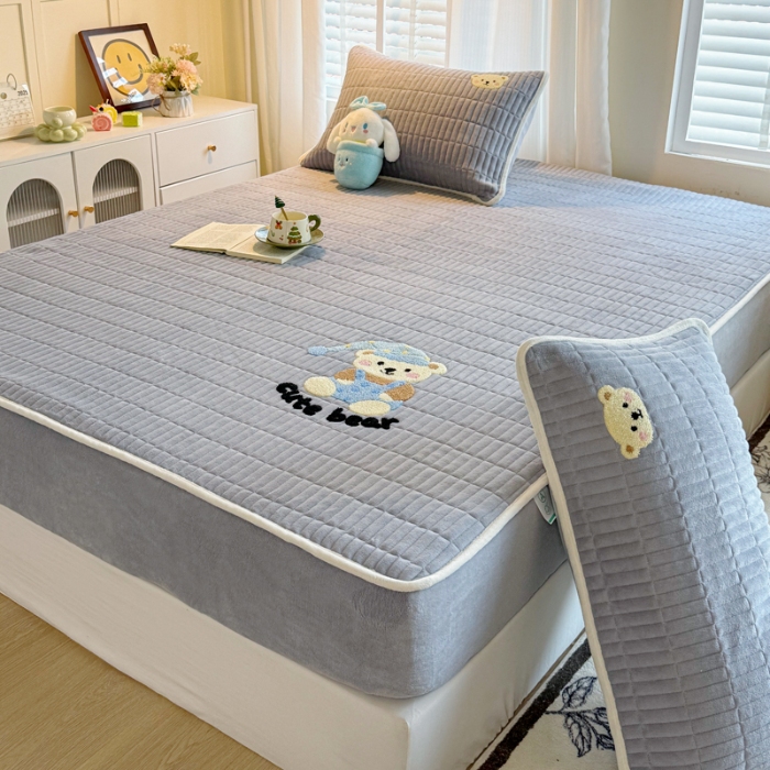 91家纺网 家纺一手货源 找家纺 （总）（总）【专版】新款高克重牛奶绒夹棉床笠 加厚刺绣花床罩保护套席梦思防尘全包床罩 秋冬加棉床笠保暖防滑床垫子三件套