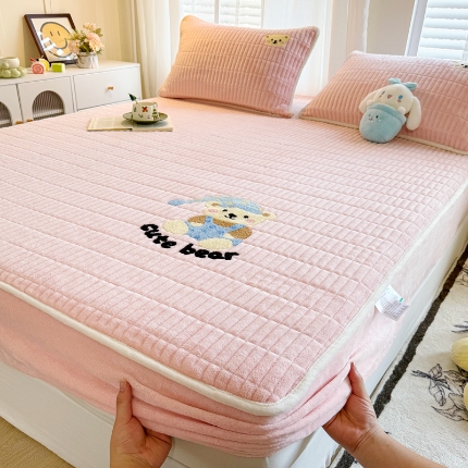 91家纺网 家纺一手货源 找家纺 2025A类牛奶绒绣花夹棉床盖 床垫床褥榻榻米薄垫子冬季加绒毛毯加绒法莱绒床单盖毯绣花枕套单品三件套