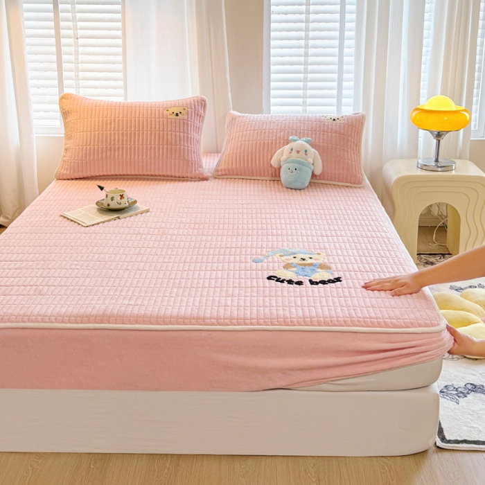 91家纺网 家纺一手货源 找家纺 （总）（总）【专版】新款高克重牛奶绒夹棉床笠 加厚刺绣花床罩保护套席梦思防尘全包床罩 秋冬加棉床笠保暖防滑床垫子三件套