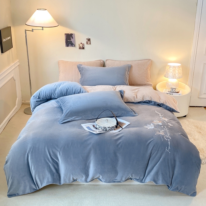 91家纺网 家纺一手货源 找家纺 宝宝绒婴儿绒四件套刺绣纯色四件套床单床笠牛奶绒四件套 蓝拼卡其