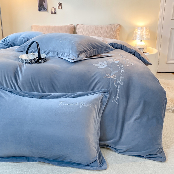 91家纺网 家纺一手货源 找家纺 宝宝绒婴儿绒四件套刺绣纯色四件套床单床笠牛奶绒四件套 蓝拼卡其