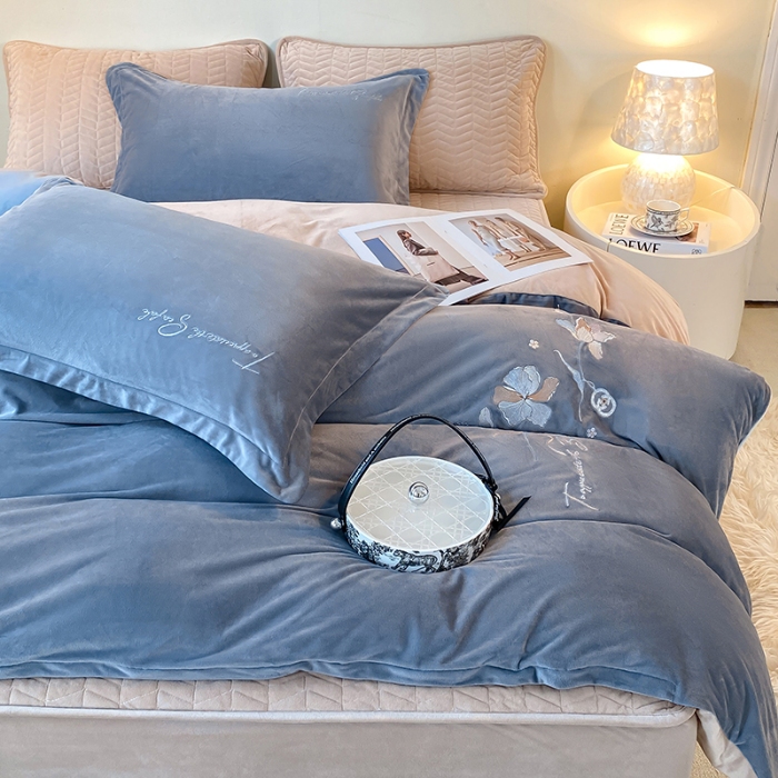 91家纺网 家纺一手货源 找家纺 宝宝绒婴儿绒四件套刺绣纯色四件套床单床笠牛奶绒四件套 蓝拼卡其