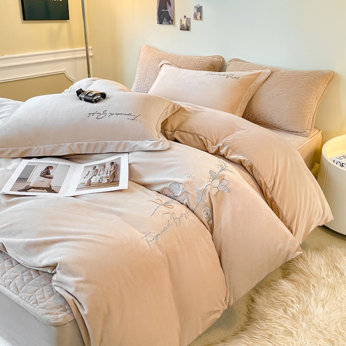 91家纺网 家纺一手货源 找家纺 宝宝绒婴儿绒四件套刺绣纯色四件套床单床笠牛奶绒四件套 卡其