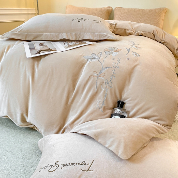 91家纺网 家纺一手货源 找家纺 宝宝绒婴儿绒四件套刺绣纯色四件套床单床笠牛奶绒四件套 卡其