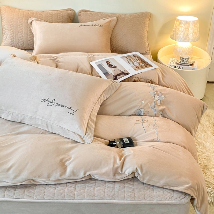 91家纺网 家纺一手货源 找家纺 宝宝绒婴儿绒四件套刺绣纯色四件套床单床笠牛奶绒四件套 卡其