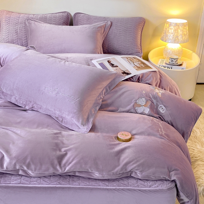 91家纺网 家纺一手货源 找家纺 宝宝绒婴儿绒四件套刺绣纯色四件套床单床笠牛奶绒四件套 紫色