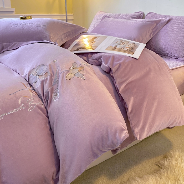 91家纺网 家纺一手货源 找家纺 宝宝绒婴儿绒四件套刺绣纯色四件套床单床笠牛奶绒四件套 紫色
