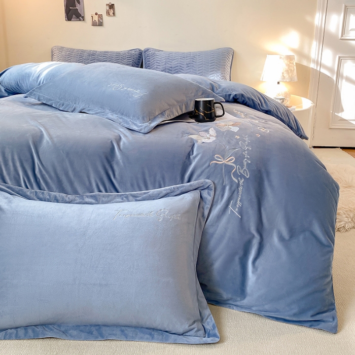 91家纺网 家纺一手货源 找家纺 宝宝绒婴儿绒四件套刺绣纯色四件套床单床笠牛奶绒四件套 蓝色