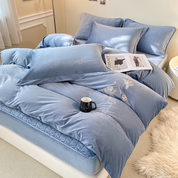 91家纺网 家纺一手货源 找家纺 宝宝绒婴儿绒四件套刺绣纯色四件套床单床笠牛奶绒四件套 蓝色