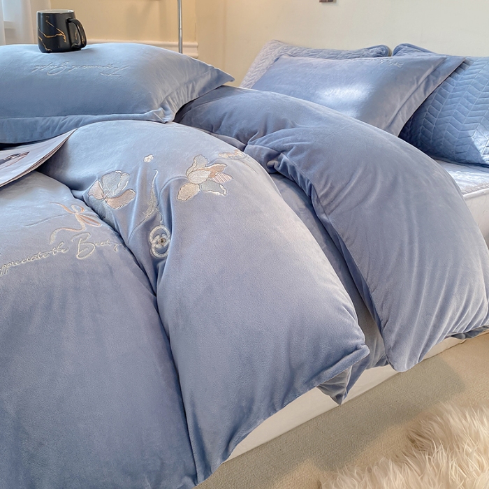 91家纺网 家纺一手货源 找家纺 宝宝绒婴儿绒四件套刺绣纯色四件套床单床笠牛奶绒四件套 蓝色