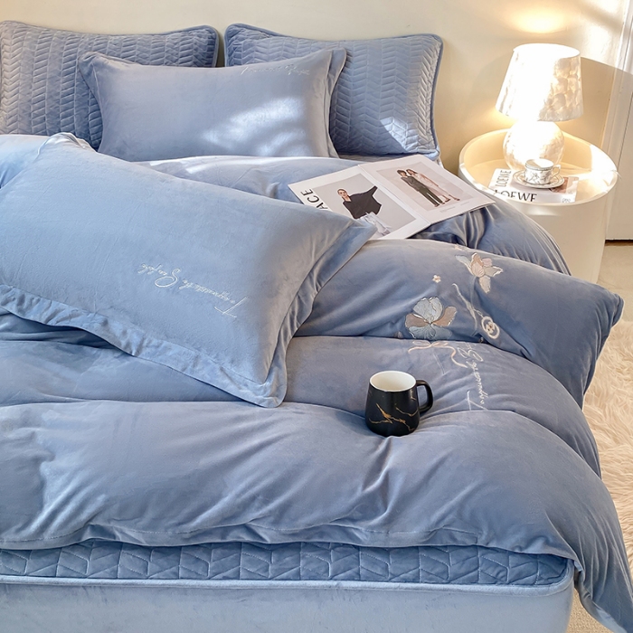 91家纺网 家纺一手货源 找家纺 宝宝绒婴儿绒四件套刺绣纯色四件套床单床笠牛奶绒四件套 蓝色