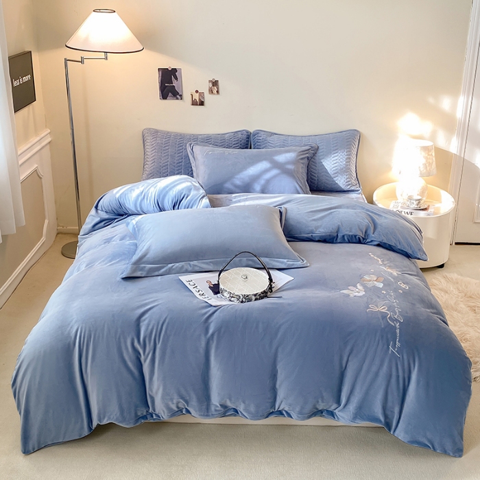 91家纺网 家纺一手货源 找家纺 宝宝绒婴儿绒四件套刺绣纯色四件套床单床笠牛奶绒四件套 蓝色