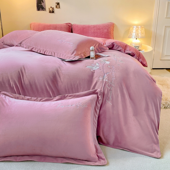 91家纺网 家纺一手货源 找家纺 宝宝绒婴儿绒四件套刺绣纯色四件套床单床笠牛奶绒四件套 豆沙