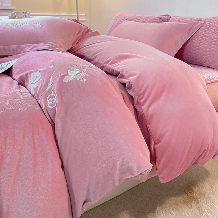 91家纺网 家纺一手货源 找家纺 宝宝绒婴儿绒四件套刺绣纯色四件套床单床笠牛奶绒四件套 豆沙